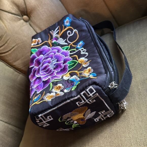 Chinese zodiac rabbit crossbody purse - Picture 5 of 10